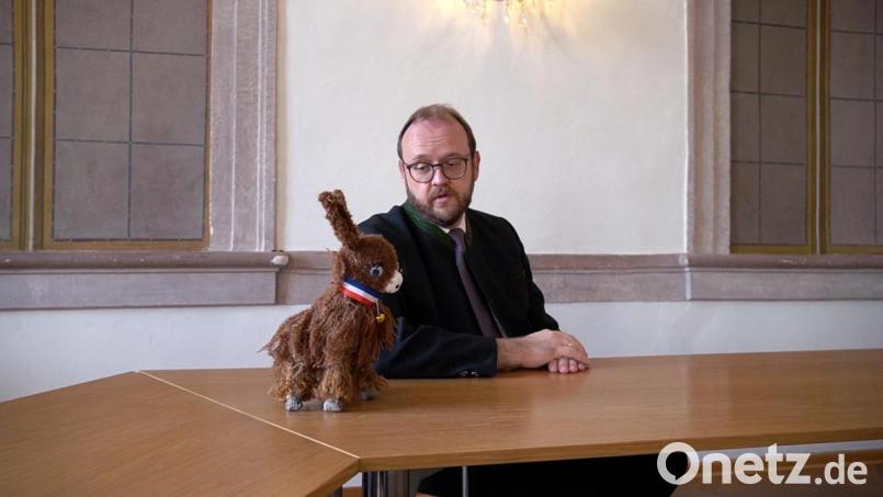 Der französische Esel zu Besuch beim Landrat. Bild: Landratsamt/exb