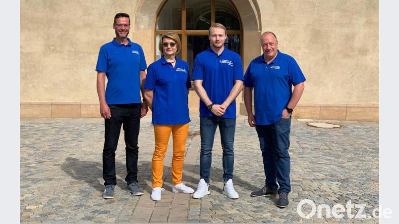 Die Jury aus dem Jahr 2019 mit (von links) Vorstandsmitglied Michael Sommer, der Aufsichtsratsvorsitzenden Eva Birkmüller, Handball-Profi Maximilian Lux und 
Vorstandsvorsitzendem Frank-Eckhard Kirchhof amtiert auch bei der Neuauflage des Raiffeisen-Nachhaltigkeitspreises. Archivbild: Raiffeisenbank Auerbach-Freihung/exb&quot;
