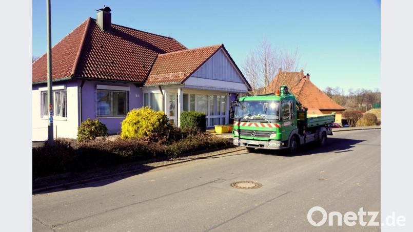Der Schriftzug „Raiffeisenbank“ ist ab- und am Montag wurde der Tresor ausgebaut. Bild: bkr