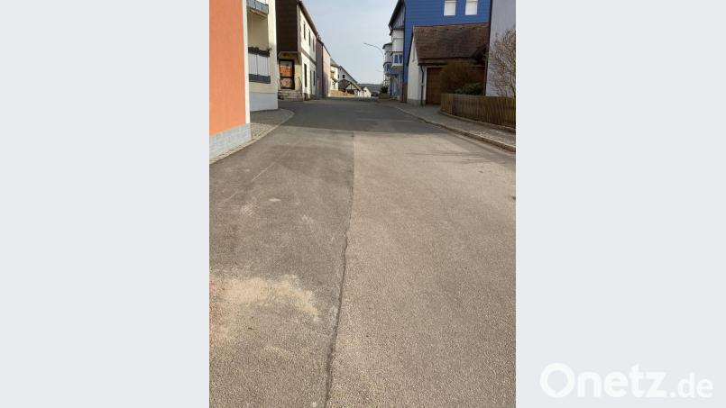 Die Oberviechtacher Straße müsste saniert werden. Der Start der Maßnahme verschiebt sich jedoch. Bild: Josef Glas