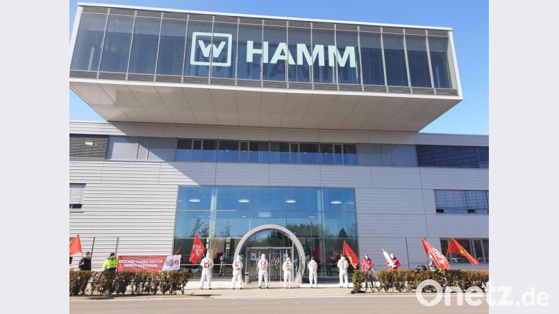 Die IG-Metall-Aktion vor dem Hamm-Gebäude. Bild: IG Metall Amberg/exb