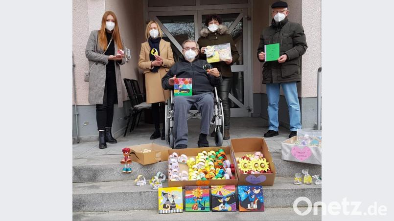 Mit 70 von den Sechstklässlern der Freudenberger Mittelschule liebevoll gestalteten Geschenken überraschen Rektorin Gabriele Krettner (Zweite von links) und Lehramtsanwärterin Annalena Schulz (links) die Leiterin des BRK-Seniorenheims St. Barbara, Astrid Geitner (Zweite von rechts) und den Heimbeiratsvorsitzenden Rudi Wild (rechts) sowie Heimbewohner Helmut Michl (Mitte). Bild: u