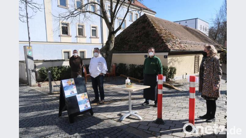 Mitglieder des Hotel- und Gaststättenverbandes demonstrieren vor dem "Hotel am Tor". Bild: uz