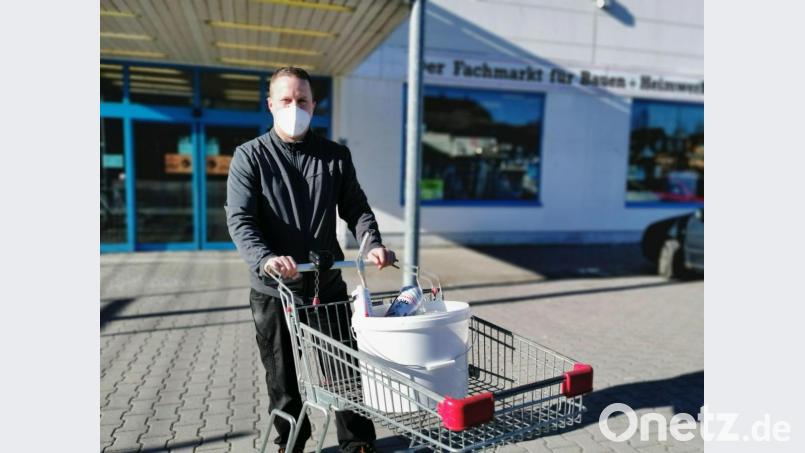 Ran an die Silikon-Tube! Im Profi-Baumarkt in Oberviechtach können Heimwerker seit Montag wieder alles kaufen, was das Herz begehrt. Bild: Gertraud Portner