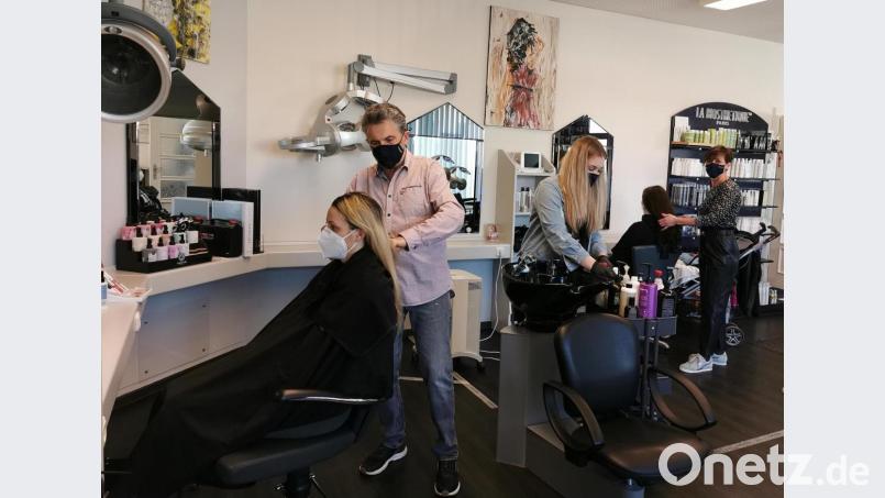Friseurmeister Rainer Mösbauer und sein Team vom "Frisuren-Eck" in Oberviechtach haben am Montag gut zu tun. Bild: Portner