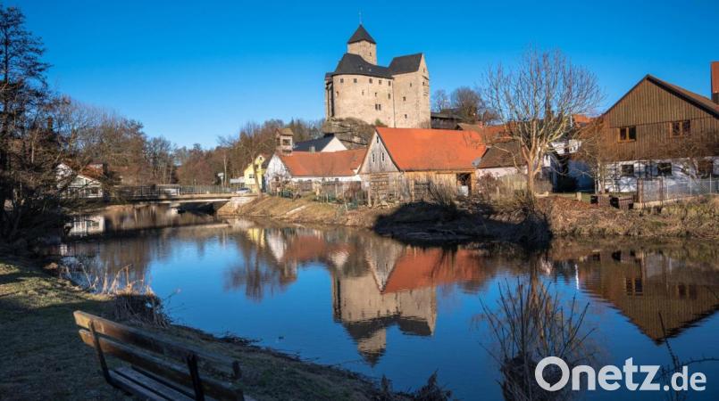 Die Burg Falkenberg spiegelt sich im Wasser der Waldnaab. Bild: sds