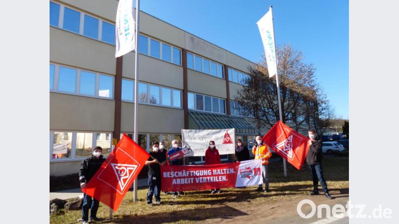 Die Vertreter der IG Metall am Siemens-Standort Luhe machen auf sich und die auslaufende Friedenspflicht aufmerksam. Mit dabei waren Antonia Enßner (Vierte von rechts) von der IG Metall Amberg und Betriebsrat und Vertrauensmann im Werk Luhe, Günther Lehrer (Vierter von links). Bild: hme