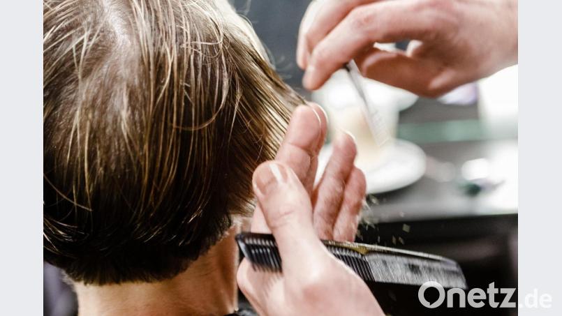 Seit Montag dürfen Friseure wieder ihrem Beruf nachgehen. Die ersten Lockerungen der Corona-Regeln sind in Kraft. Symbolbild: Markus Scholz/dpa