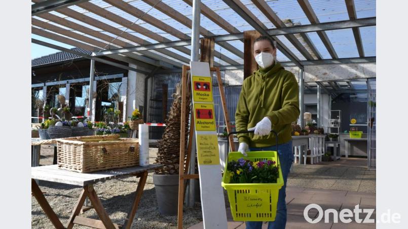 Auch Nicole Punzmann von Blumen Schröpf in Tirschenreuth freut sich über die Wiedereröffnung am Montag. Bild: rti