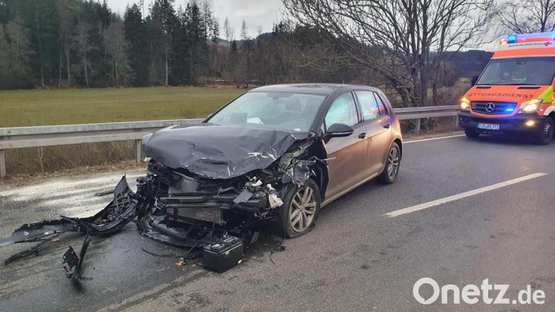 Bei einem Unfall auf der Staatsstraße bei Erbendorf wurden vier Personen verletzt. Bild: fks