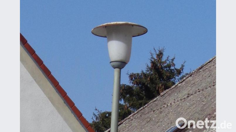 Schon zu einer älteren Lampen-Generation zählt diese Straßenlaterne in Winklarn. Der Marktgemeinderat hat einen Grundsatzbeschluss zur Umstellung auf LED-Technik gefasst. Bild: amö