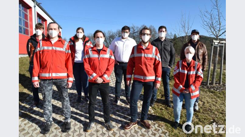 Die Führung der Wasserwacht-Ortsgruppe Weiden- Flossenbürg mit den Mitgliedern des Wahlausschusses. Neuer Technischer Leiter ist nun Florian Lang (vorne, Zweiter von links). Bild: hcz