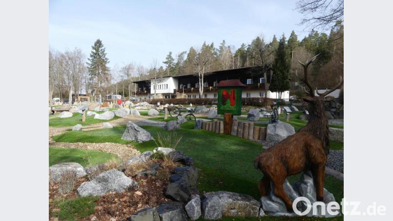 Durch den Erlebnisgolfplatz erhielt die Freizeitanlage bereits eine deutliche Aufwertung. Nun steht auch die Sanierung des „Stammhauses“ bevor. Bild: rn