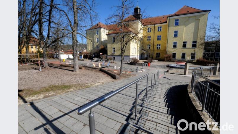 Nur eine Woche lang herrschte auf dem Pausenhof der Max-Josef-Schule fröhliches Kinderlachen. Am Montag war wieder zu, am heutigen Dienstag dürfen die Kinder wieder kommen. Bild: Stephan Huber