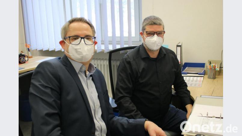 Studiendirektor Oliver Ziegler (links, zusammen mit Oberstudienrat Markus Wagner) ist neuer Ständiger Vertreter am Luisenburg-Gymnasium in Wunsiedel. Bild: Luisenburg-Gymnasium/exb