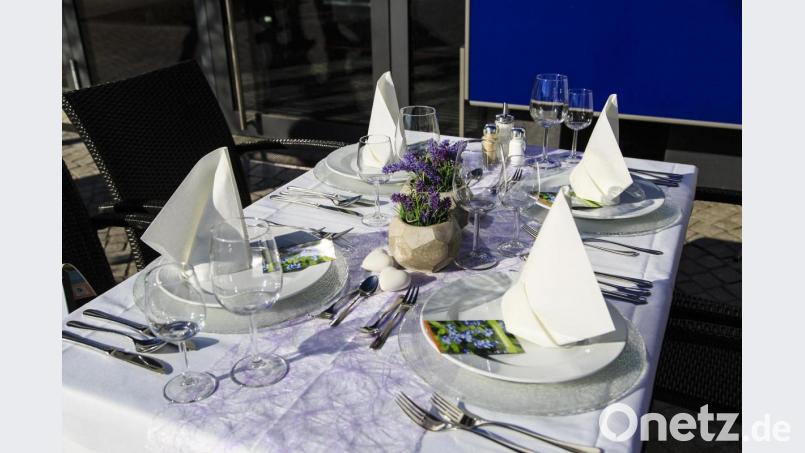 Gedeckter Tisch, aber keine Gäste: Mit Symbolen wie diesen und &quot;Vergissmeinnicht&quot;-Samen machten die Hoteliers und Wirte am Montag in ganz Bayern auf ihre Lage aufmerksam. Bild: Hösamer