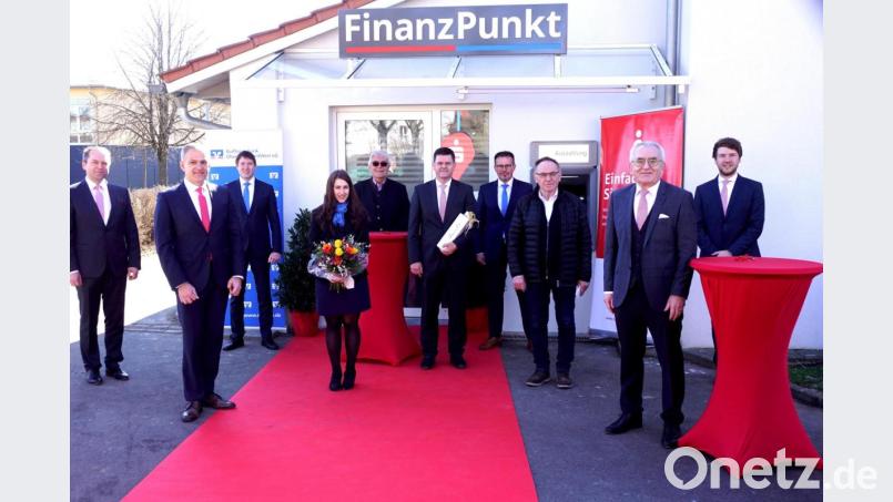 Zur Eröffnung des "FinanzPunkt" in Immenreuth kamen (von links): Hans-Jörg Schön, Landrat Roland Grillmeier, Vorstand Thomas Keck von der Sparkasse, Lena Kohl, Zweiter Bürgermeister Josef Hecht, Robert Meindl, Joachim Geyer, Wolfgang Schultes, Ludwig Zitzmann und Bereichsleiter für Privatkunden Peter Ferber. Bild: bkr