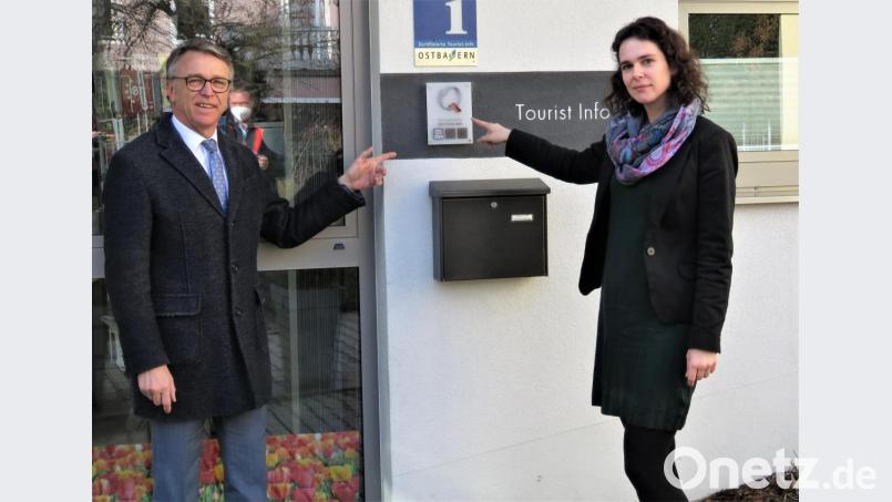 Bürgermeister Franz Stahl und Katrin Demleitner freuen sich, dass die Tourist-Info das Qualitätssiegel nun für weitere drei Jahre bekommen hat. Bild: ubb