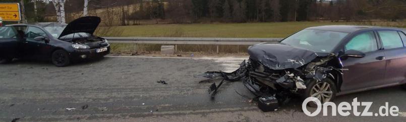 Bei einem Unfall auf der Staatsstraße bei Erbendorf wurden vier Personen verletzt. Bild: fks