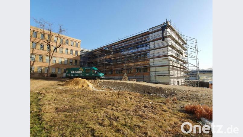 Noch steht das Gerüst am neuen Anbau an das Landratsamt. Die Kosten für den Bau liegen geschätzt bei rund 6,3 Millionen Euro. Bild: Benjamin Tietz