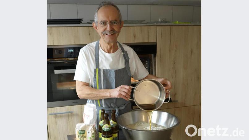 Altbürgermeister Hubert Kellner bei seinem neuen Hobby, dem Brotbacken Bild: fpoz