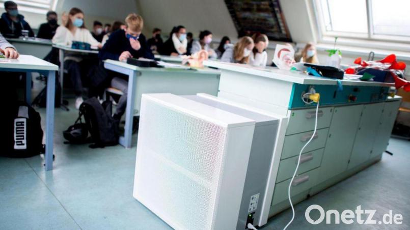 Weitere dieser mobilen Luftfiltergeräte schafft die Stadt Weiden für ihre Schulen an. So soll die Konzentration von Aerosolen auch in Klassenräumen, die nicht gut belüftet werden können, sinken. Symbolbild: Hauke-Christian Dittrich/dpa