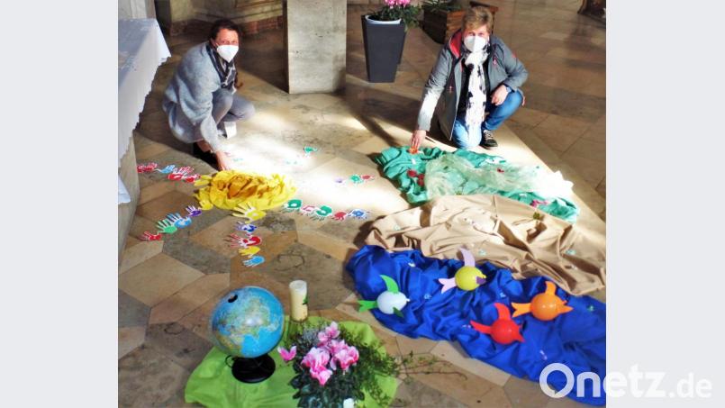 Das Bodenbild legten (von links) Marion Eitel und Beate Heumann. Bild: jml