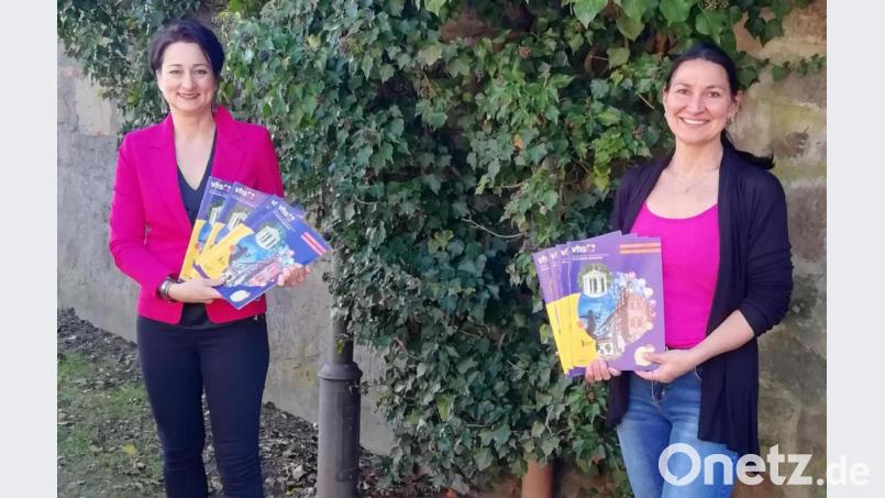 Geschäftsführerin Martina Grim (rechts) und ihre Stellvertreterin Tanja Ficht stellen das neue VHS-Programm vor. Bild: F. Grim