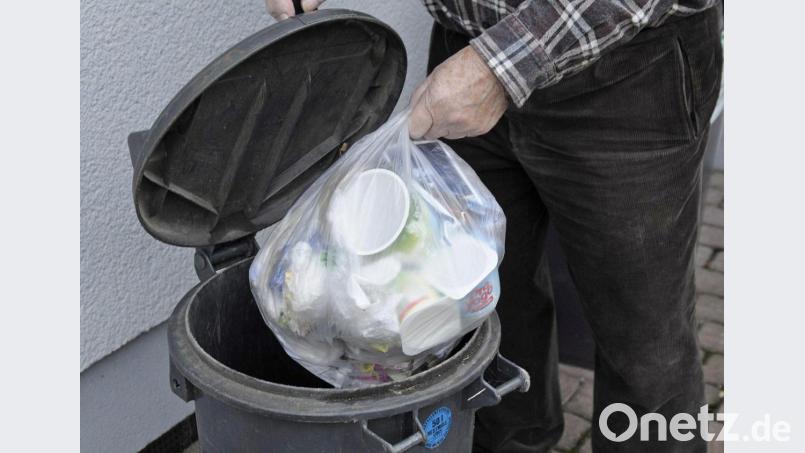 Heiße Ofenasche hat am Donnerstagabend in brennbarem Restmüll für einen Schwelbrand gesorgt. Symbolbild: Petra Hartl