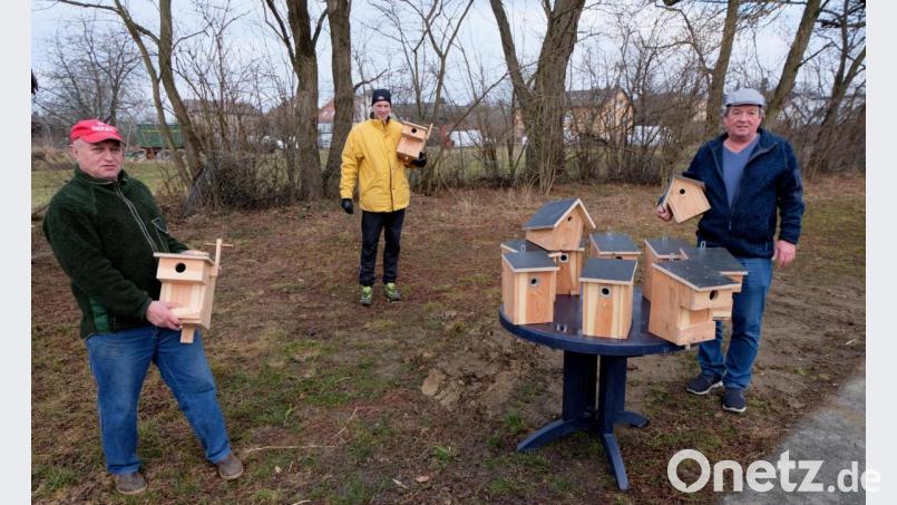 Peter Späth (rechts) übergab die Nistkästen an den OWV. Noch am Liefertag brachten Landschatz- und Naturschutzwart Sigi Schell (links) und Vorsitzender Markus Staschewski die Kästen an. Bild: le