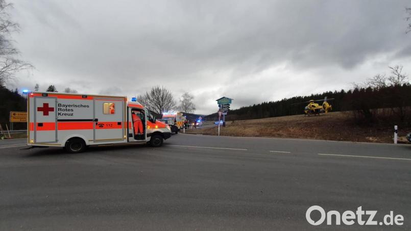 Bei einem Unfall auf der Staatsstraße bei Erbendorf wurden vier Personen verletzt. Auch der Rettungshubschrauber aus Bayreuth war im Einsatz. Bild: fks