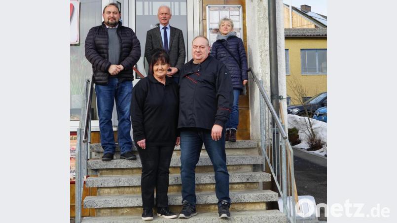Bürgermeister Peter König (hintere Reihe, Mitte) und seine Stellvertreter, Zweiter Bürgermeister Oliver Becher (hinten, links) sowie Dritte Bürgermeisterin Ernie Bühl (hinten, rechts) gratulierten Karola und Manfred Hupas zur Neueröffnung ihres Gasthauses &quot;zum fredl&quot;. Bild: obe