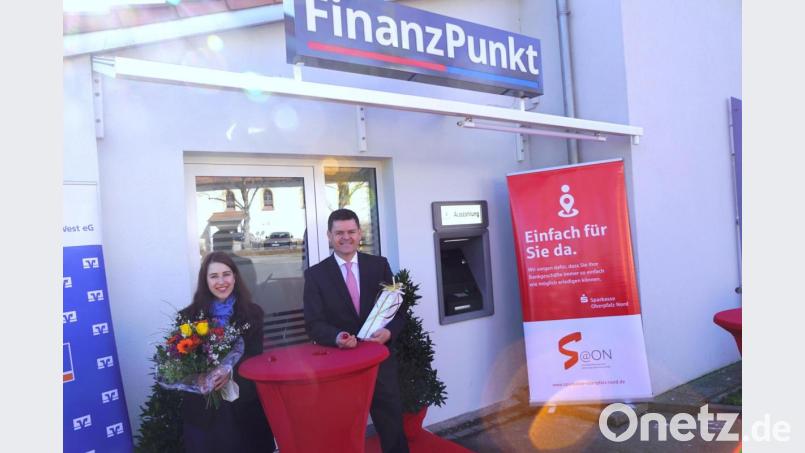 Die Kunden der Raiffeisenbank und der Sparkasse betreuen im "FinanzPunkt" Immenreuth Lena Kohl und Robert Meindl. Bild: bkr