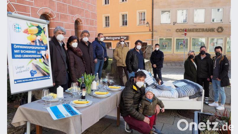 Ein festlich gedeckter Tisch und ein Hotelbett dienten den örtlichen Gastronomen als Symbole, um Gleichbehandlung bei den Öffnungen einzufordern. Bild: Petra Hartl
