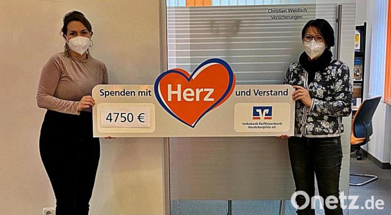 Susanne Schön (links) von der Rothenstädter Volksbank-Raiffeisenbank übergibt symbolisch an Gabriela Bösl-Mrazek vom Kindergarten St. Wolfgang einen Scheck. Bild: R. Kreuzer