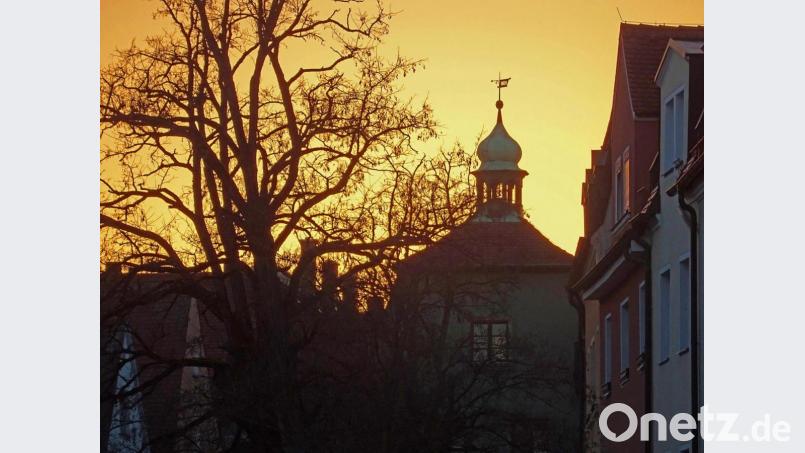 In ein magisches Licht beim Sonnenuntergang tauchte der in der Atmosphäre getragene Saharastaub das Obere Tor in Weiden. Bild: Dobmeier