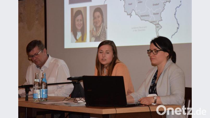 Melanie Altas und Veronika Schmalzl (von rechts) von der Regionalentwicklung Amberg-Sulzbach stellten bei der Marktgemeinderatssitzung das aktuelle Leader-Programm und dessen Fördermöglichkeiten vor.. Links Bürgermeister Peter Braun. Bild: bö