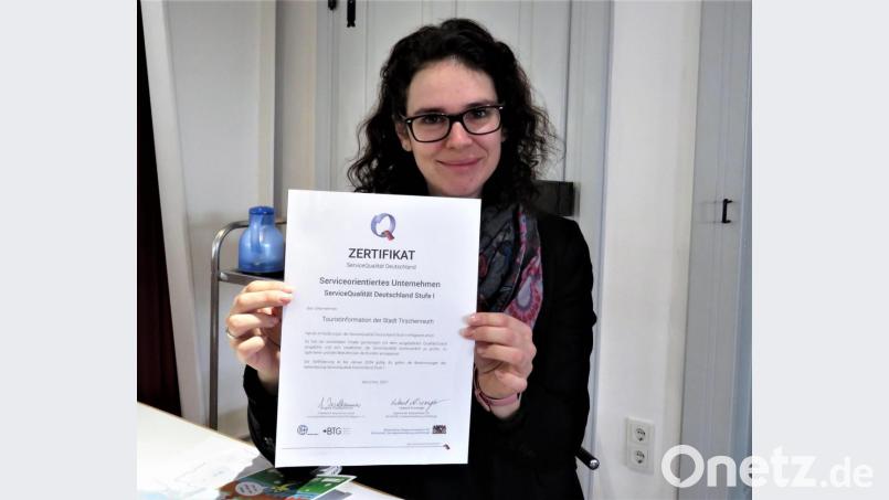 Stolz zeigt Katrin Demleitner das Zertifikat, das die Touristinformation für weitere drei Jahre auszeichnet als Serviceorientiertes Unternehmen Stufe I. Bild: ubb