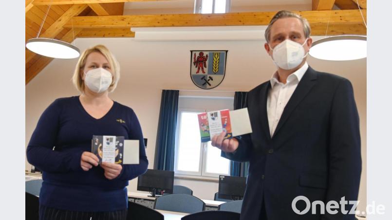 Verwaltungsfachangestellte Silke Haller (links) und Zweiter Bürgermeister Hermann Böhm (rechts) können heuer nur auf postalischem Weg zur Geburt der Neubürger gratulieren. Sie hoffen aber, dass im nächsten Jahr wieder zu einer Feier mit Kaffee und Kuchen ins Rathaus eingeladen werden darf. Bild: gf