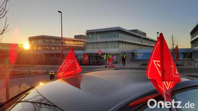 Kurz nach Sonnenaufgang waren die IG-Metall-Vertreter vor der Grammer-Konzernzentrale, um auf ihre Anliegen aufmerksam zu machen. Bild: IG Metall