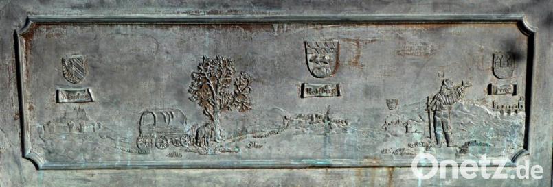 Eines der vier Reliefs am Marktbrunnen vor dem Rathaus stellt die Goldene Straße dar. Bild: fsb