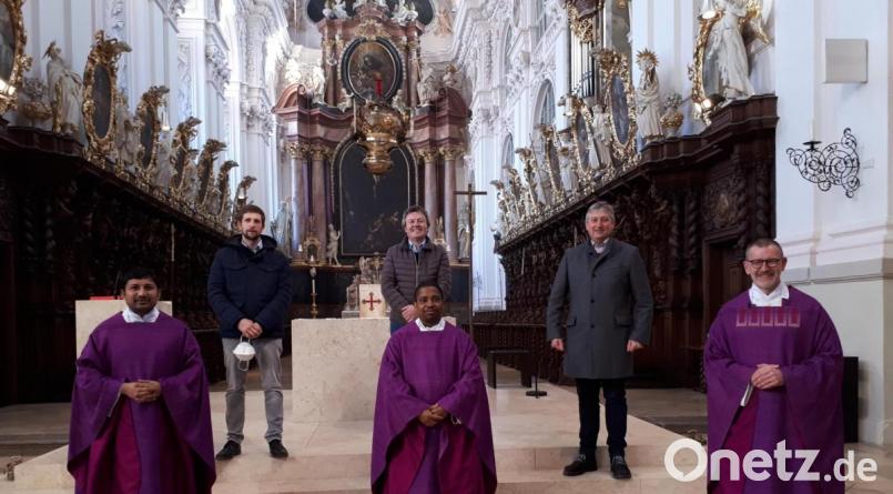 Pfarrvikar Dr. Aloysius Ezeoba (vordere Reihe, Mitte, zusammen mit Pater John Gali und Stadtpfarrer Dr. Thomas Vogl) ist am Sonntag mit vielen guten Wünschen verabschiedet worden. In der hinteren Reihe (von links) Pfarrgemeinderatssprecher Andreas Grillmeier, Kirchenpfleger Martin Rosner und Markus Scharnagl, der gute Wünsche für die Stadt Waldsassen überbrachte. Bild: pz
