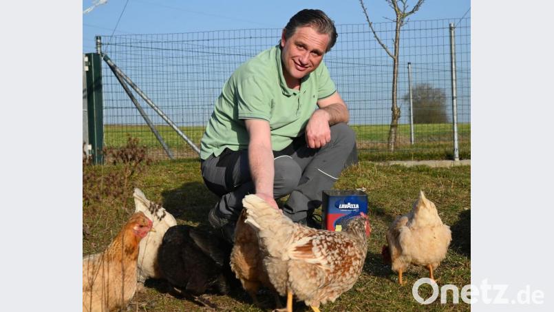 In seiner Freizeit kümmert sich Hermann Böhm gerne um seine 20 Hühner. Bild: gf
