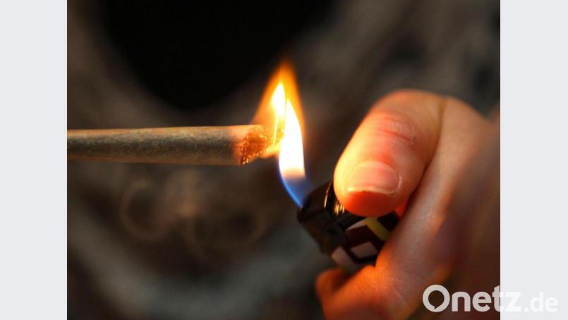 Bei einem Landkreisbewohner rückt eine Polizeistreife an. Es geht um einen Verstoß gegen das Betäubungsmittelgesetz. Symbolbild: Oliver Berg