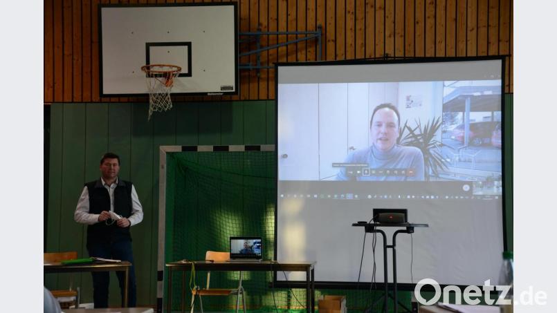 Per Video-Konferenz erläutert Dominik Böhlein Bürgermeister Rainer Rewitzer sowie dem Energie- und Umweltausschuss die Möglichkeiten zur Umstellung der Straßenbeleuchtung in der Großgemeinde auf LED. Bild: bey