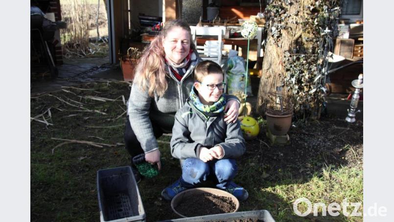 Daniela Dotzler und Enkel Jonas sind beim Garteln schon ein eingespieltes Team, zudem es für den Siebenjährigen stets was zu lernen und zu entdecken in der wunderbaren Natur gibt. Bild: ads
