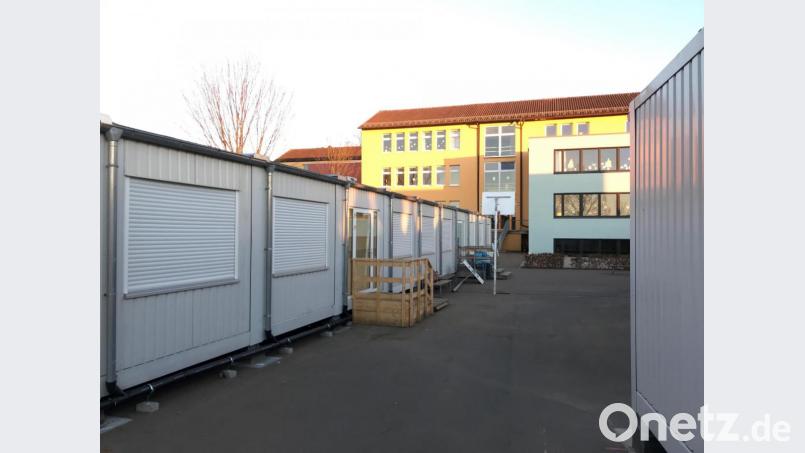 Schüler besuchen die Lobkowitz-Realschule Neustadt derzeit nicht. Trotzdem herrscht reger Andrang: Impfwillige Lehrer und Kita-Personal kommen derzeit vorbei. Bild: Gabi Schönberger