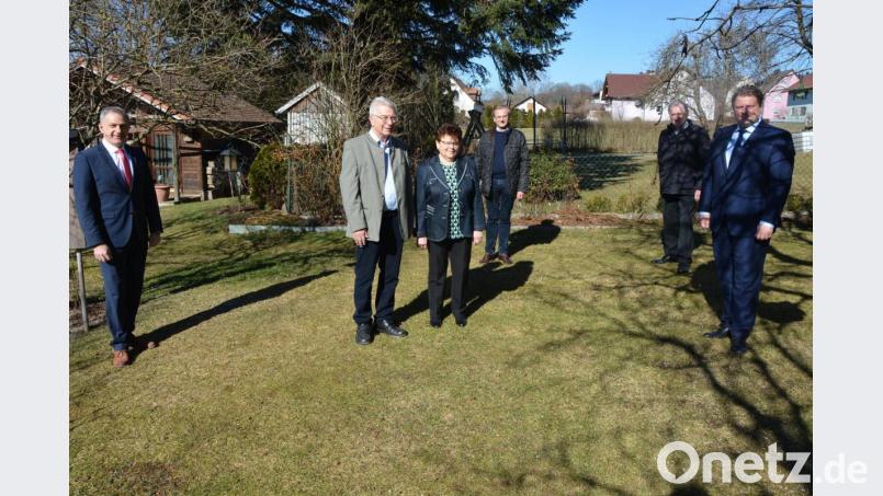 Seinen 80. Geburtstag feierte am Dienstag Karl Haberkorn, hier mit Ehefrau Helga. Zu den wenigen offiziellen Gratulanten, die an der Haustür ihre Glückwünsche persönlich überbrachten, zählten (von links) Landrat Roland Grillmeier, Lebenshilfe-Geschäftsführer Berthold Kellner, TuS-Präsident Anton Bauernfeind und Bürgermeister Stefan Grillmeier. Bild: jr