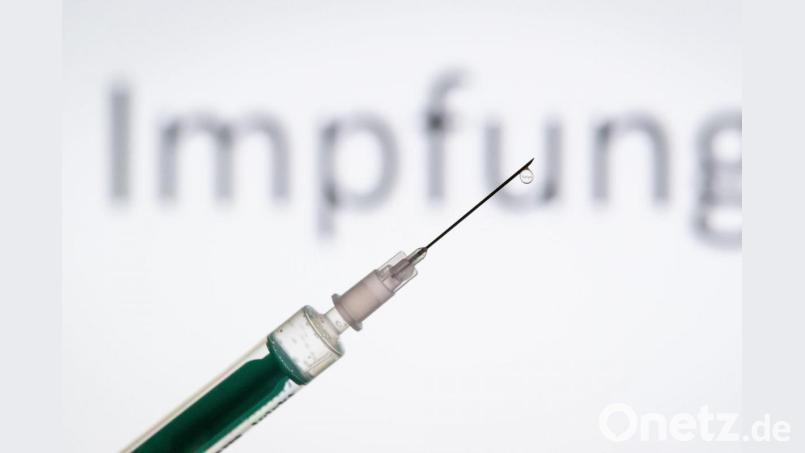 Eine Spritze wird vor den Schriftzug „Impfung“ gehalten. Symbolbild: Friso Gentsch/dpa