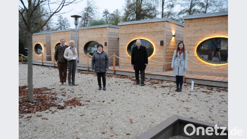 Die Inhaber Hauke Peters und Heike Schillbach freuen sich auf ihren künftigen Gast Doris Maderer aus dem Birgland. Sie hatte beim Gewinnspiel des Landkreises Amberg-Sulzbach gewonnen. Landrat Richard Reisinger und Regionalmanagerin Katharina Schenk (von links) überreichten ihr mit den Hoteliers den Urlaubsgutschein. Bild: Christine Hollederer/exb